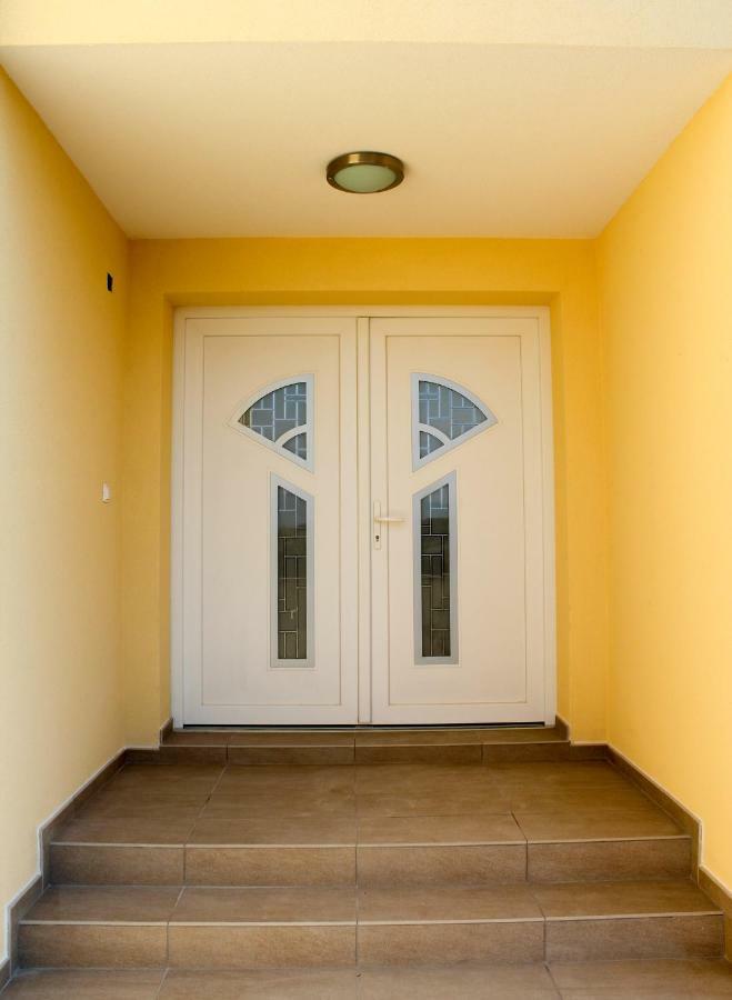 Apartmani Marin Vrbnik Kültér fotó